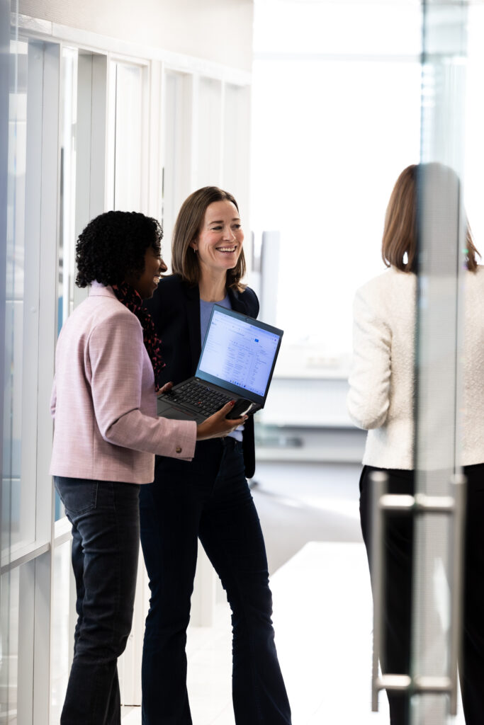 kollegaer som står og snakker sammen
