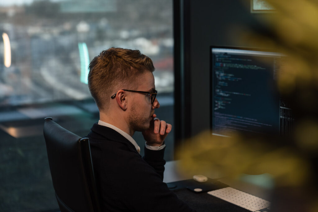 En mann som koder en hjemmeside for en kunde