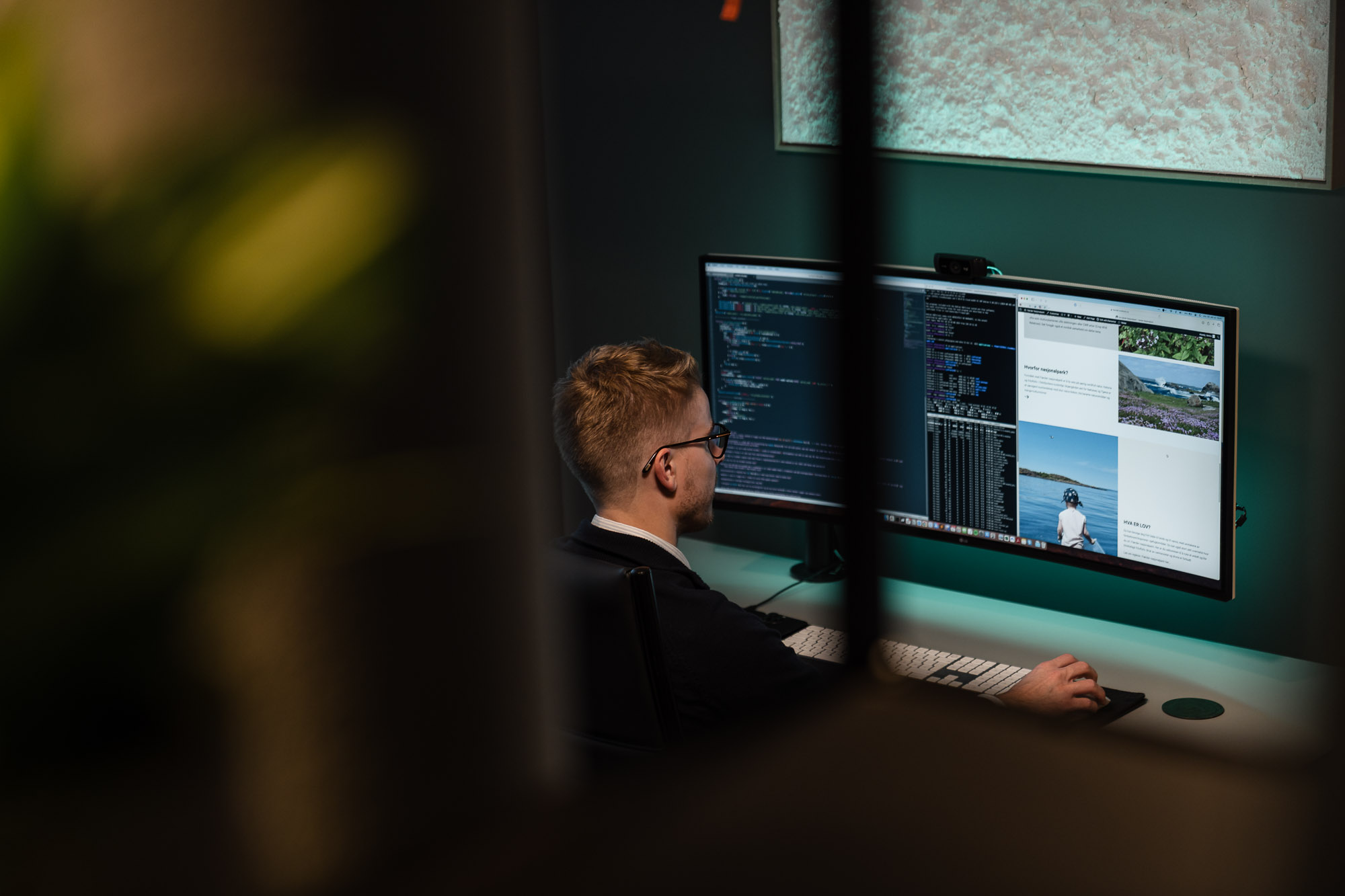 En ansatt i Veniro som koder en hjemmeside for en kunde