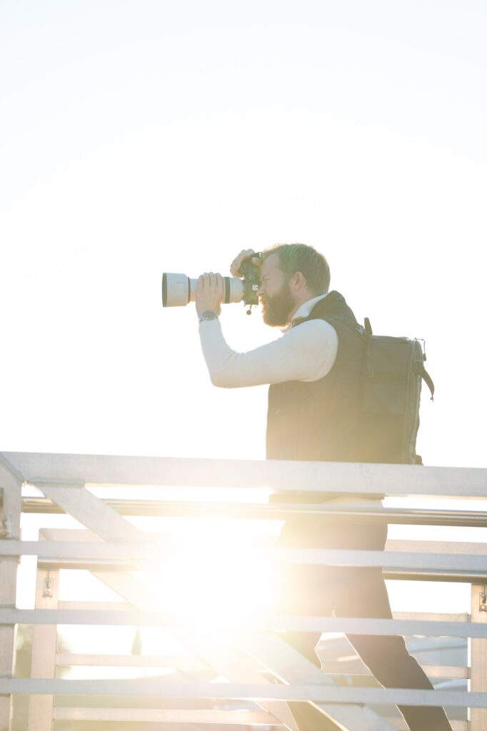 Mann som tar bilde i soloppgang