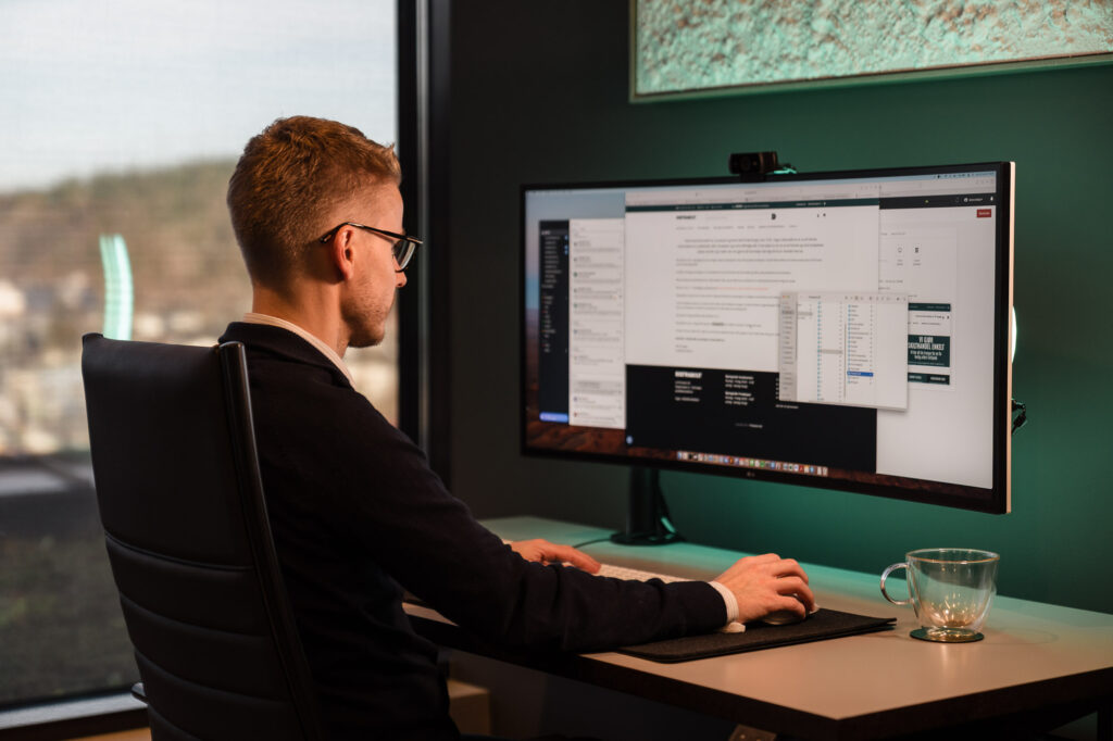 En ansatt i veniro som jobber med å lage en hjemmeside for en kunde