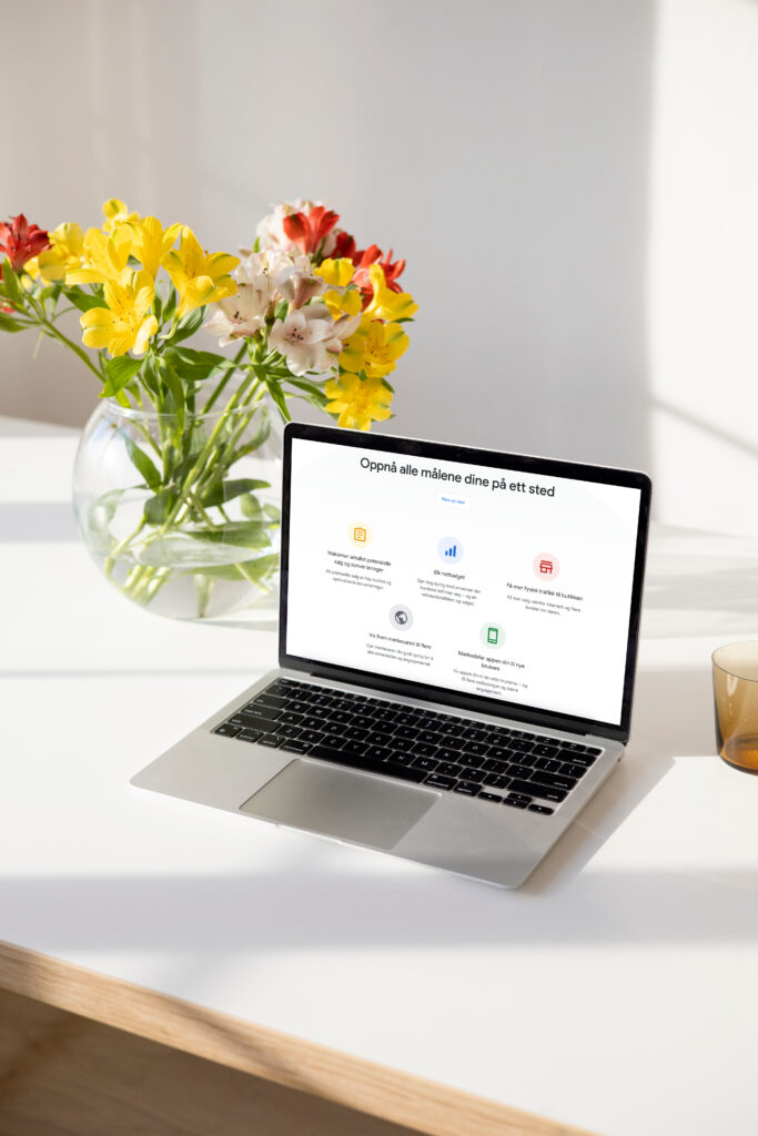 Bilde av en MacBook Pro som står på skrivebord og viser hjemmesiden til Google ADS