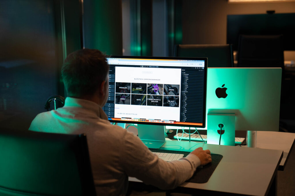 Bilde av en person som lager en hjemmeside i WordPress