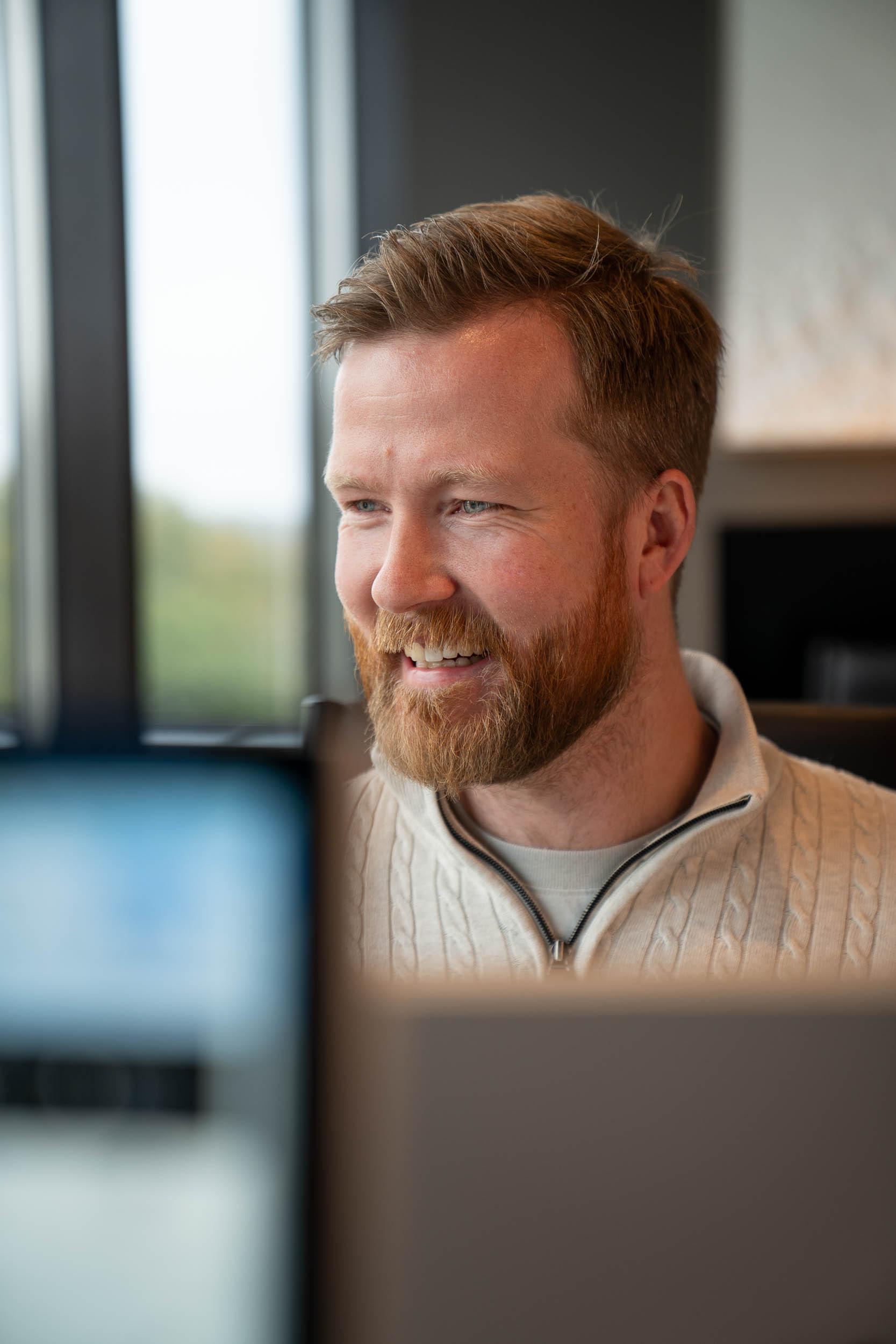 Bilde av Marius som jobber med en Bilde av Marius som jobber med en nettside