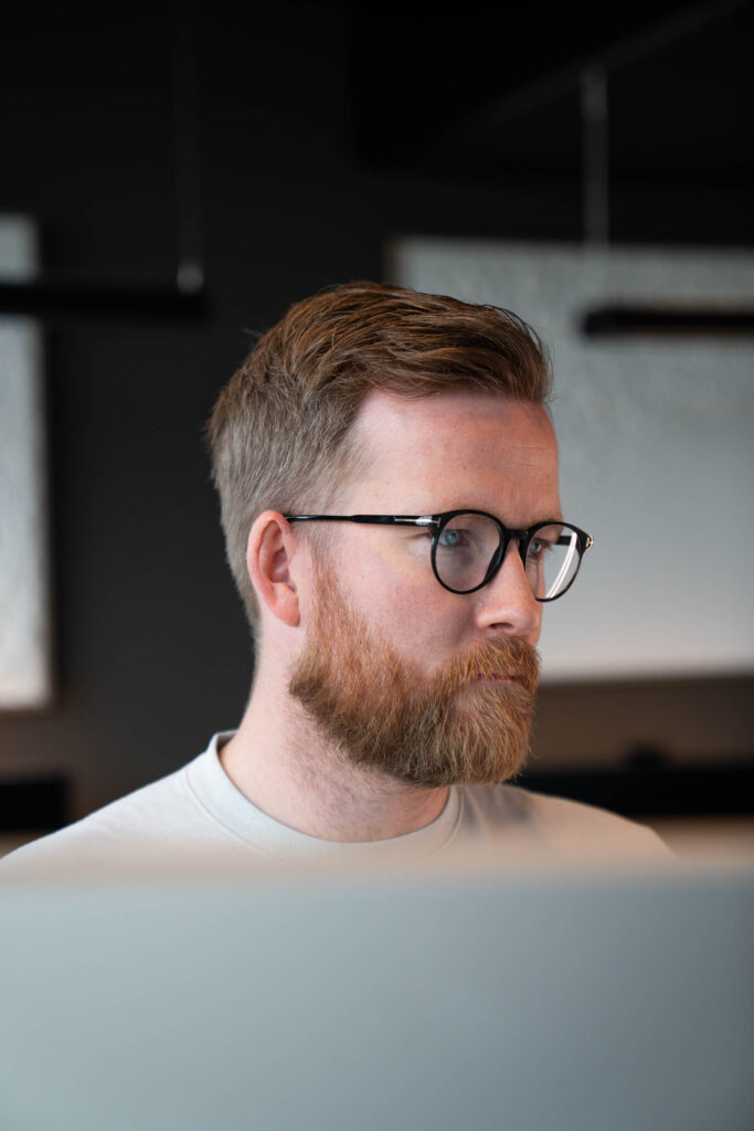 Bilde av en person som designer ett ledskilt for en kunde