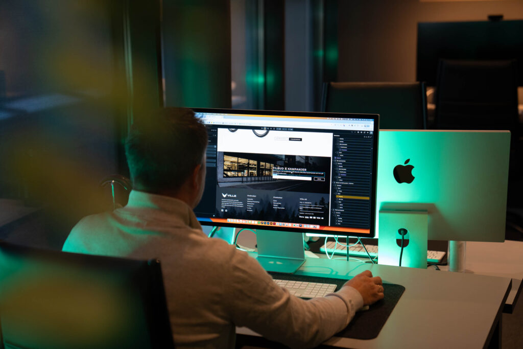 Bilde av en person som sitter og redigerer nettside i WordPress