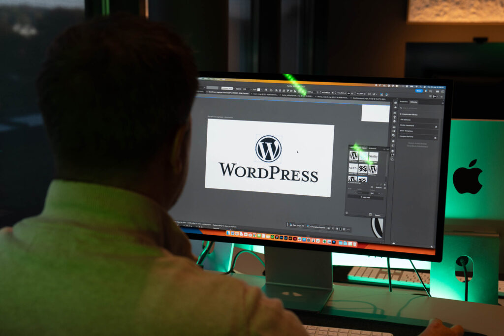 Bilde av en person som ser på en Wordpress logo på en dataskjerm