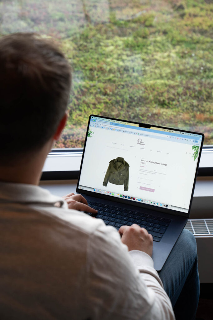 Bilde av en person som viser en nettbutikk i Woocommerce