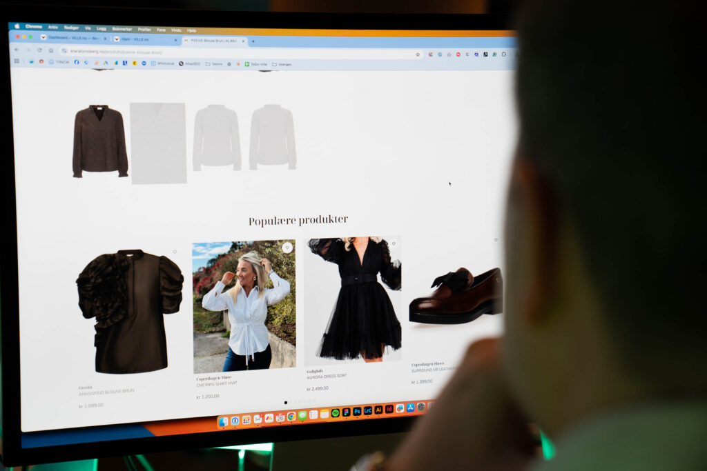 Nærbilde av en person som ser på en Woocommerce nettbutikk