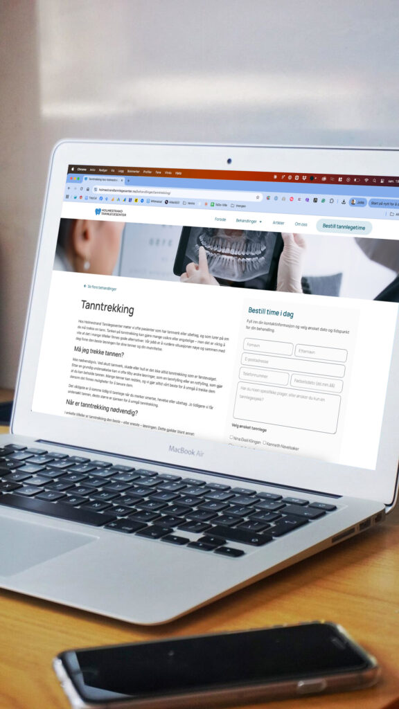Bilde av en laptop som viser hjemmesiden til Holmestrand Tannlegesenter
