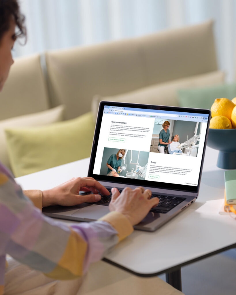 Bilde av en PC som viser frem  en hjemmeside