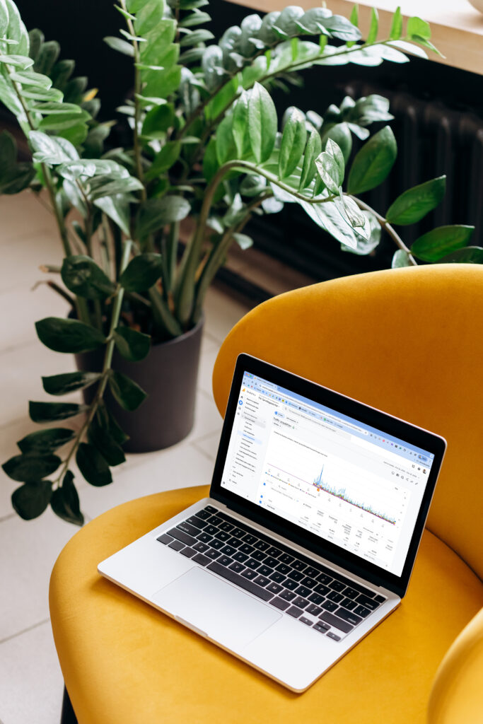 Bilde av en laptop som viser analytics tall til Eik Tannlegesenter