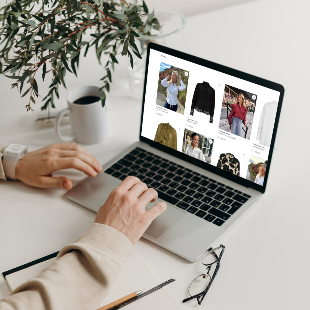 Bilde av en laptop som viser en nettbutikk med integrasjon mot PCkasse. På denne måten kan du øke trafikken til nettbutikken.