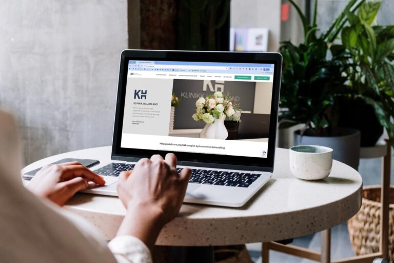 Bilde av en laptop som viser hjemmesiden til Klinikkhaukeland