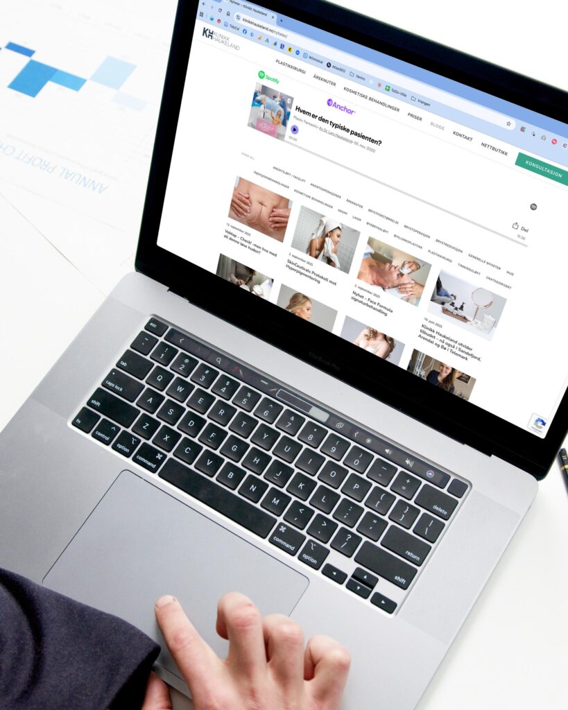 Close up av en macbook som viser hjemmesiden til Klinikk Haukeland