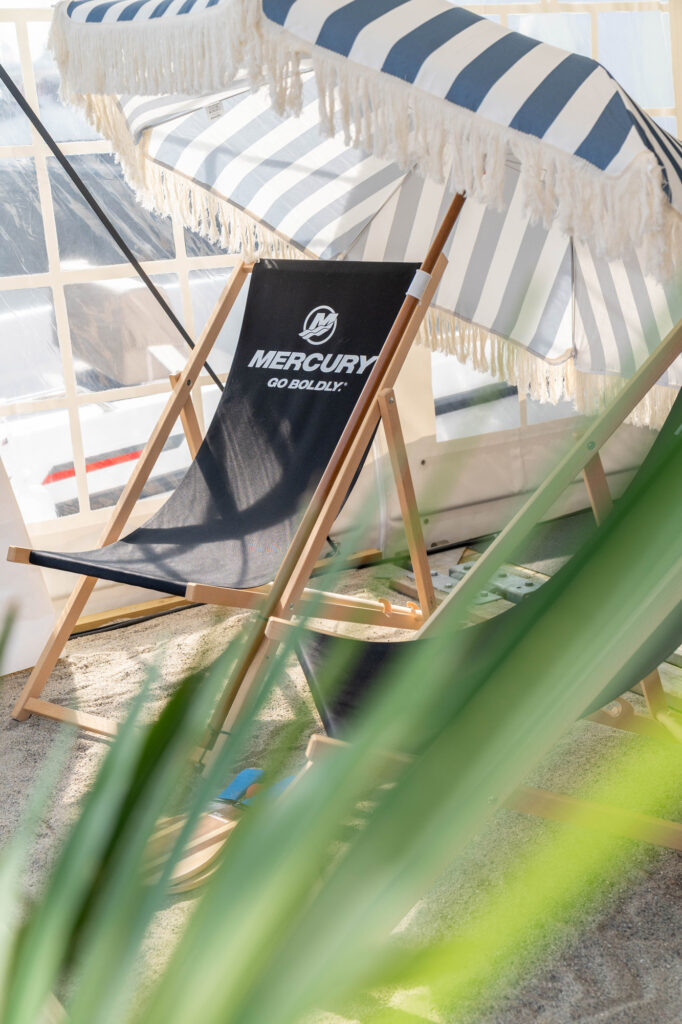 Bilde av en klappstol med Mercury logo