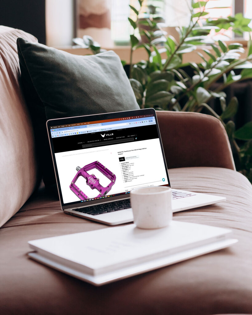 Bilde av en PC på en sofa som viser hjemmesiden til villesykler.no