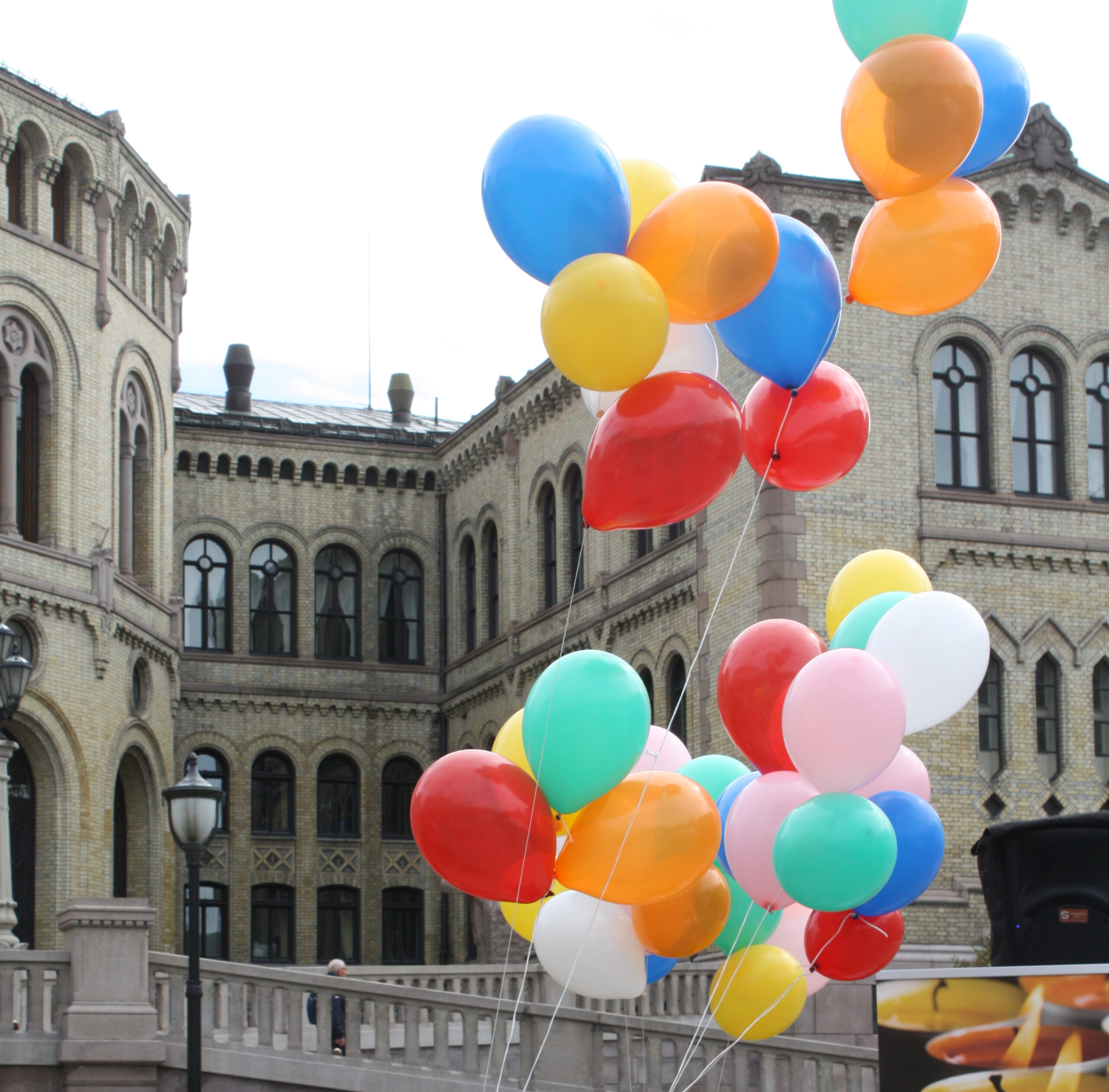Ballonger svevende utenfor stortinget