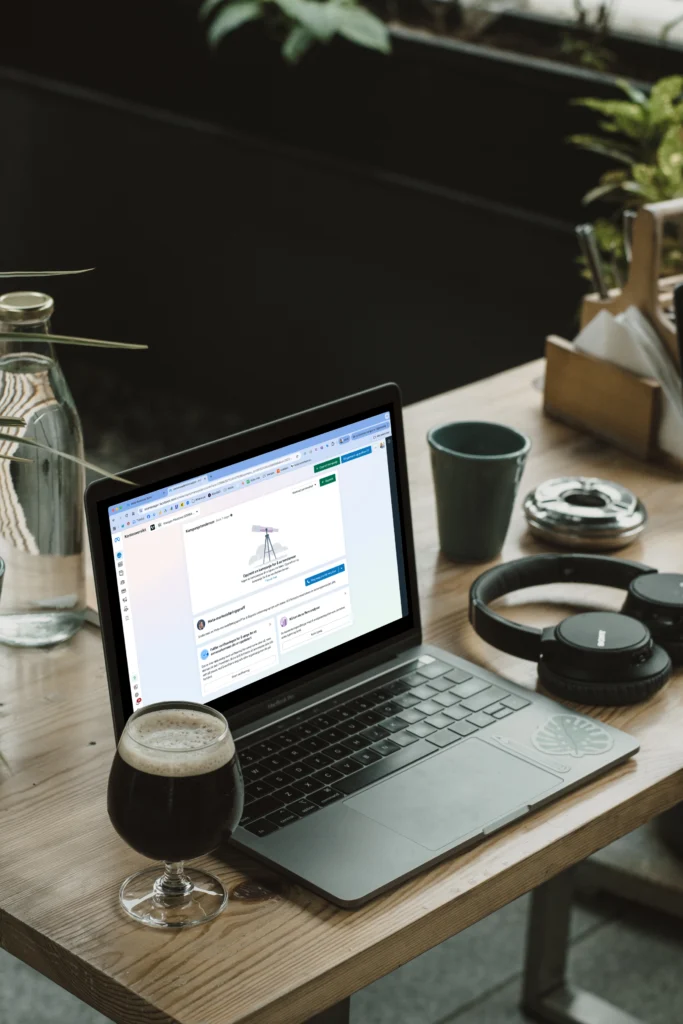 Bilde av en laptop som viser Facebook Business på skjermen