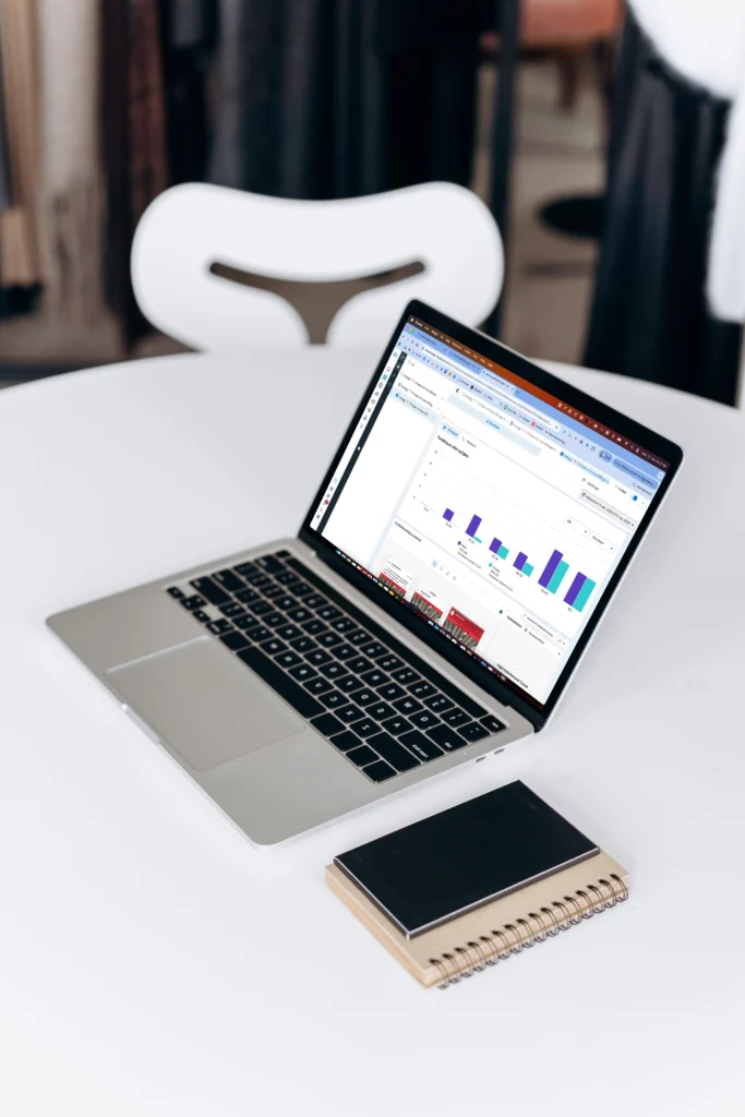 Bilde av en laptop på et bord med Facebookannonsering i som bakgrunn