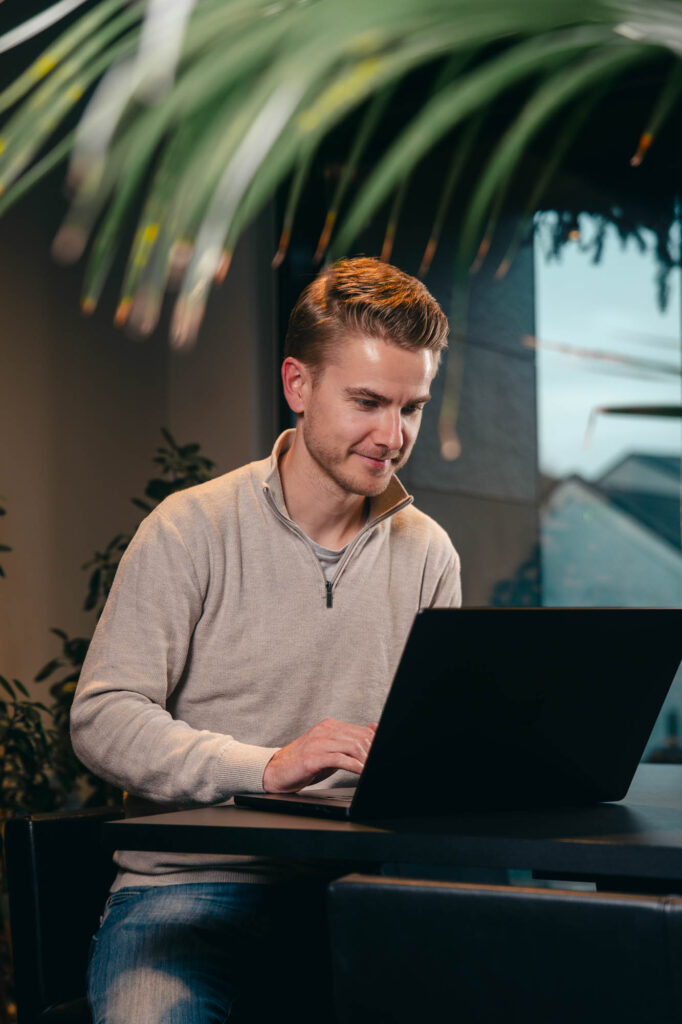 Bilde av en mann som sitter og jobber med en support sak for feilsøking av ett problem på en hjemmeside