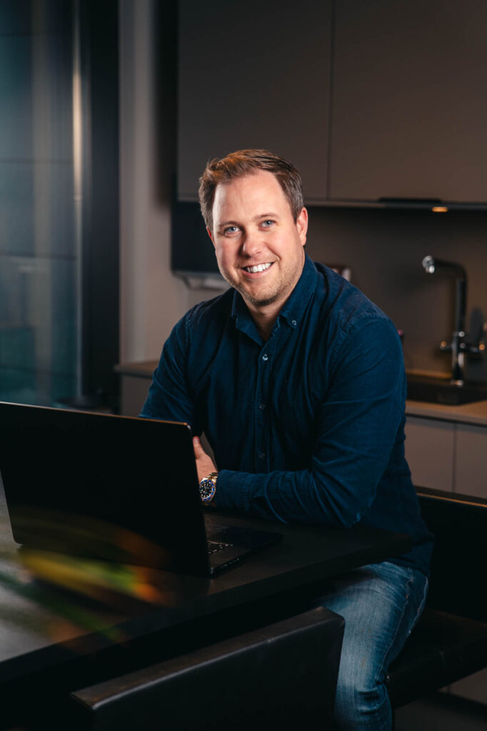 Portrettbilde av Benjamin Lind Enger som ser inn i kamera