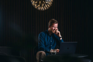 Bilde av Marius Sagen som jobber foran en pcskjerm