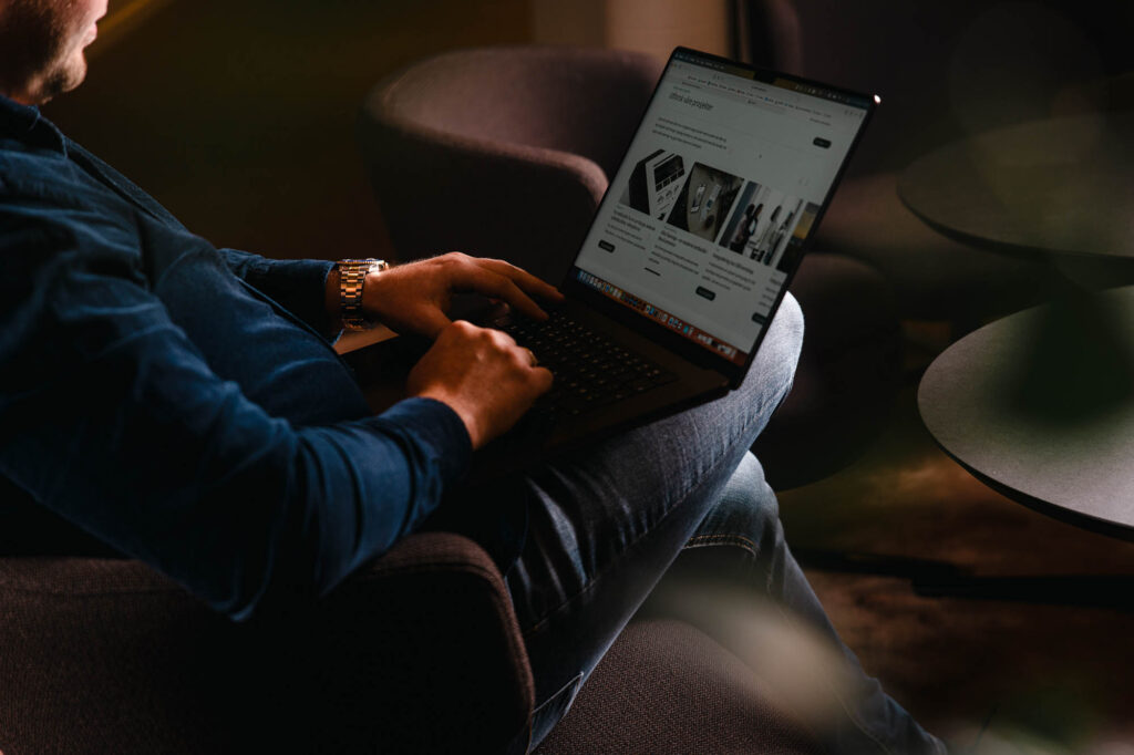 Bilde av en person som sitter og jobber med en hjemmeside / nettside i Wordpress