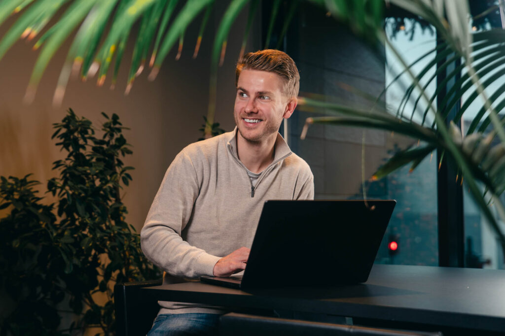 Person som jobber med markedsføring i sosiale medier